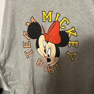 Divided Mickey/Minnie Disney 3 XL graphic sweatshirt